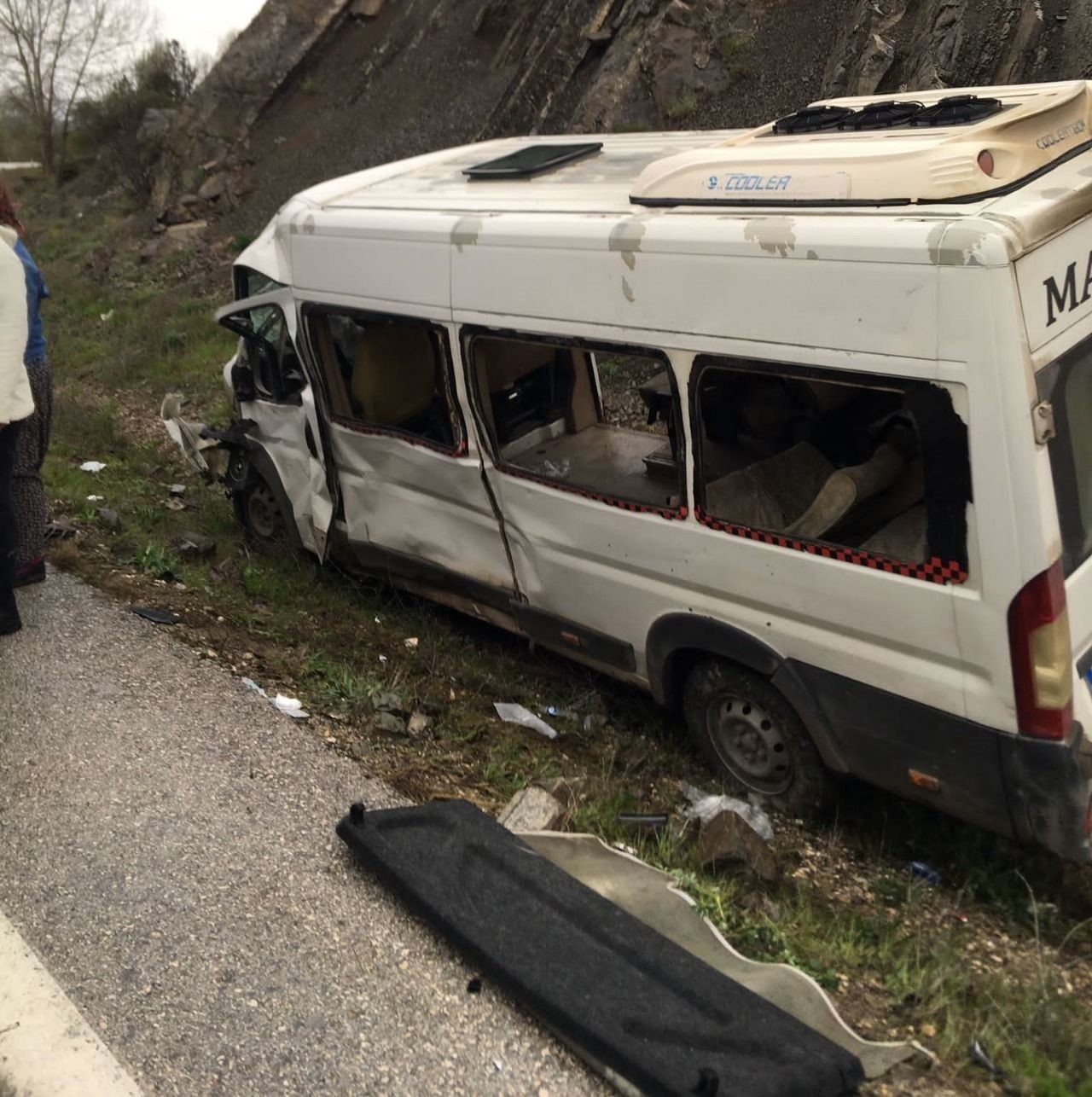 Erpiliç işçilerini taşıyan minibüs kazaya karıştı: 2 ölü, 19 yaralı