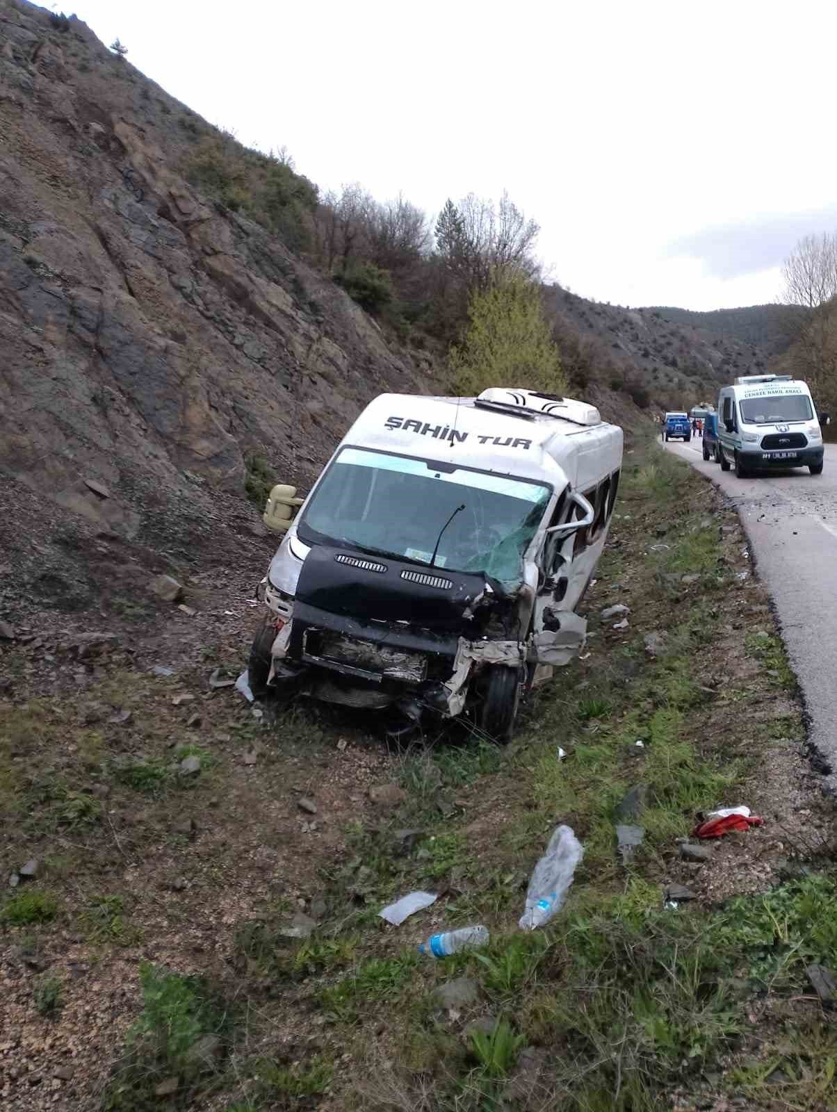 Erpiliç işçilerini taşıyan minibüs kazaya karıştı: 2 ölü, 19 yaralı