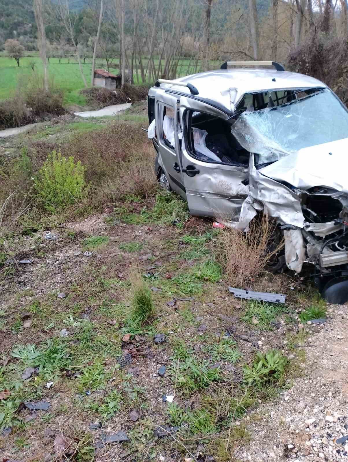 Erpiliç işçilerini taşıyan minibüs kazaya karıştı: 2 ölü, 19 yaralı