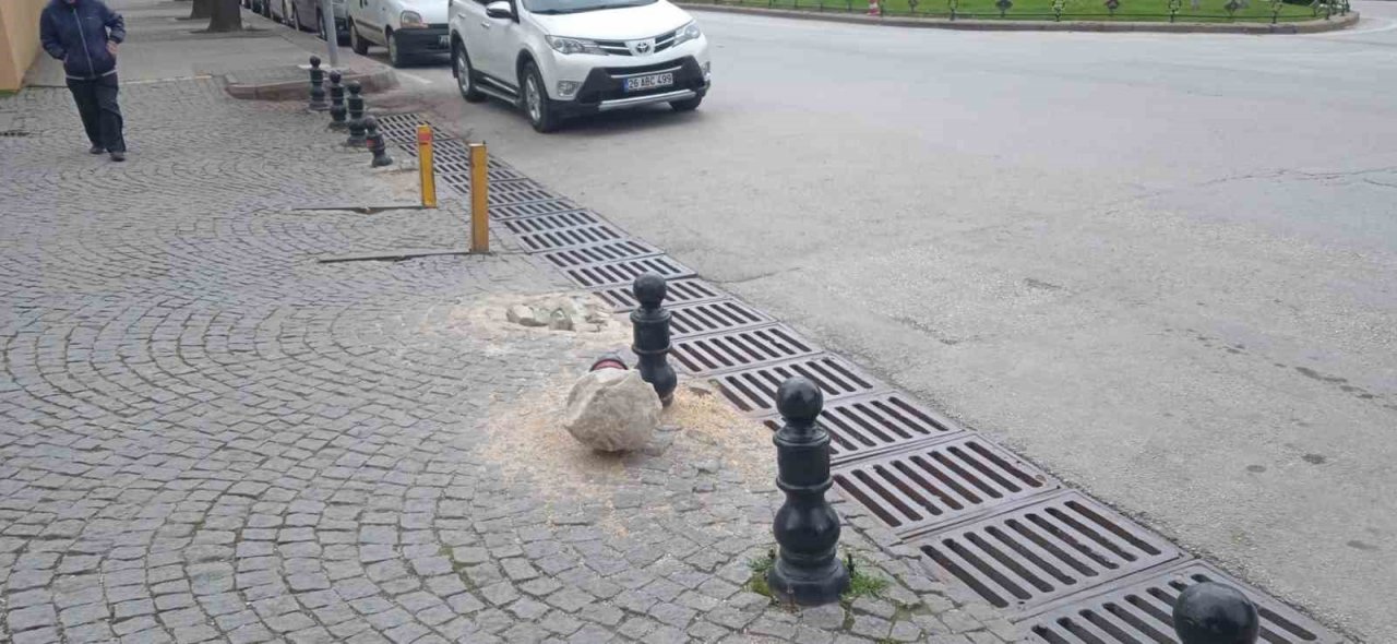 Trafiğe kapalı sokaktaki bu lobotu kim ne için söktü