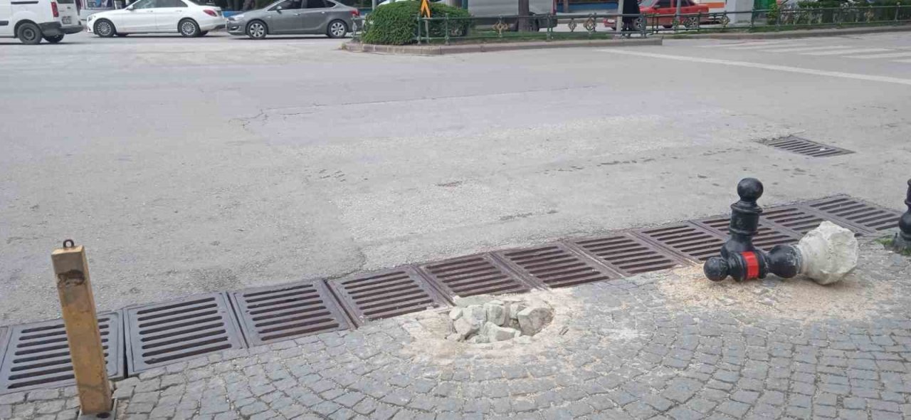 Trafiğe kapalı sokaktaki bu lobotu kim ne için söktü