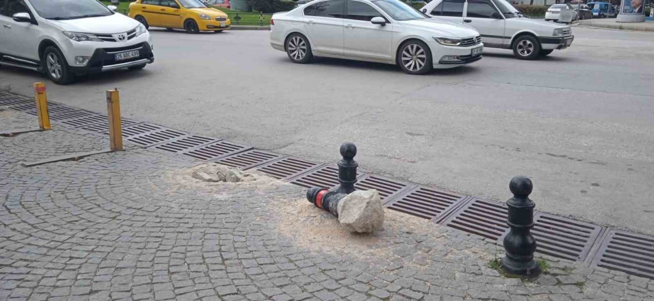 Trafiğe kapalı sokaktaki bu lobotu kim ne için söktü