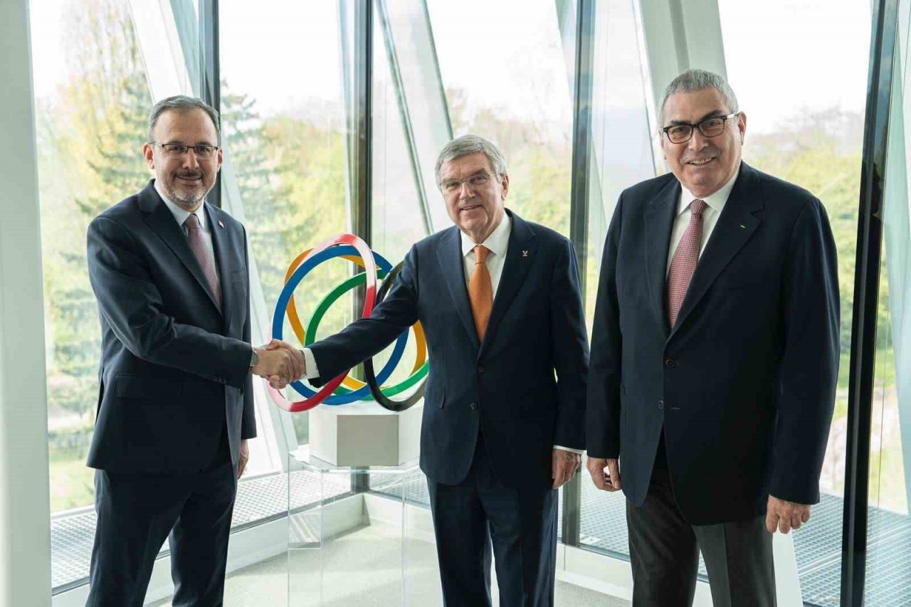 Bakan Kasapoğlu, IOC Başkanı Bach ile Lozan’da bir araya geldi