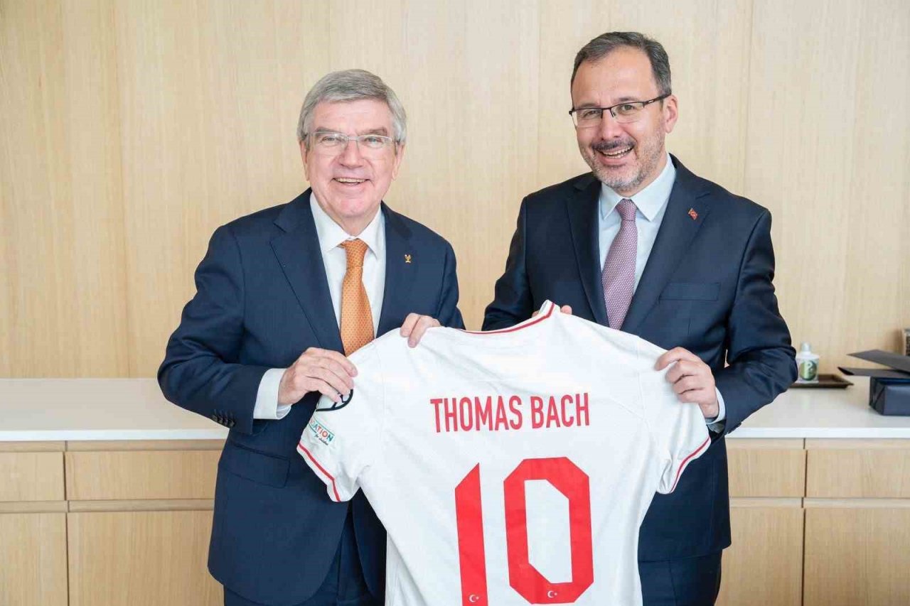 Bakan Kasapoğlu, IOC Başkanı Bach ile Lozan’da bir araya geldi