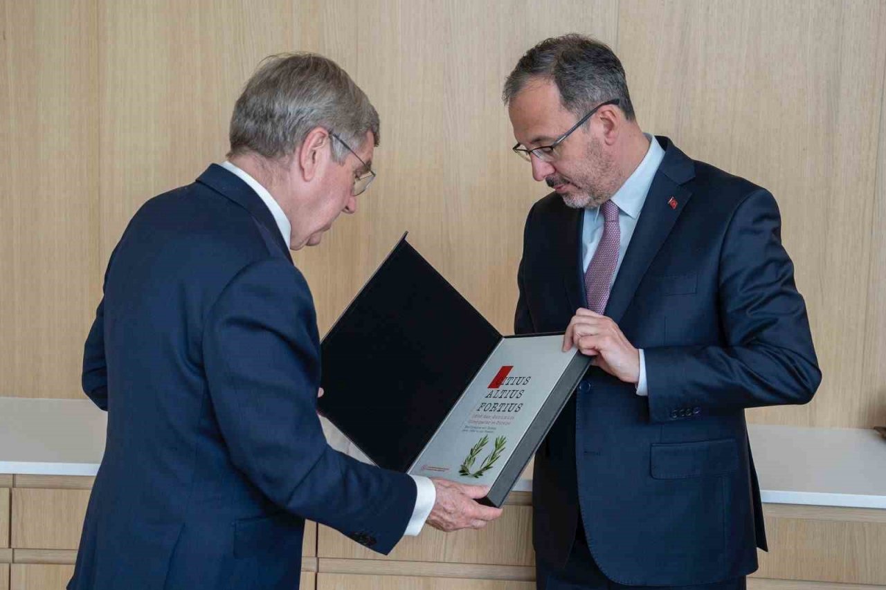 Bakan Kasapoğlu, IOC Başkanı Bach ile Lozan’da bir araya geldi
