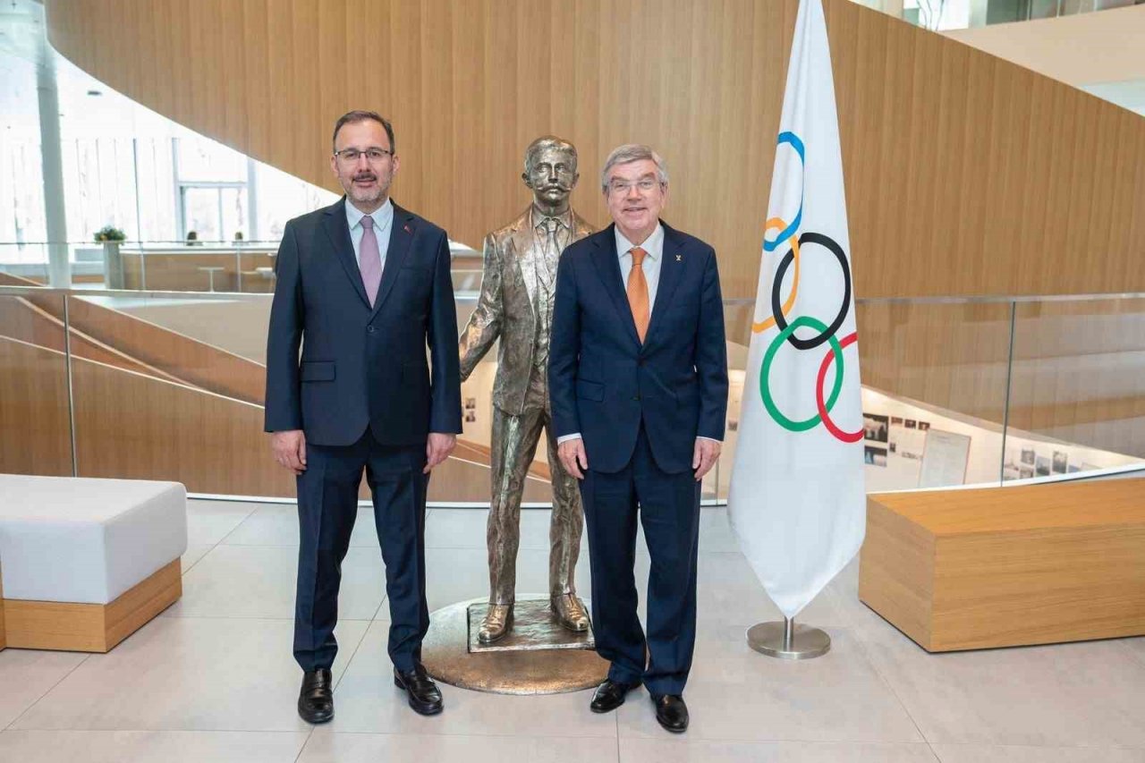 Bakan Kasapoğlu, IOC Başkanı Bach ile Lozan’da bir araya geldi