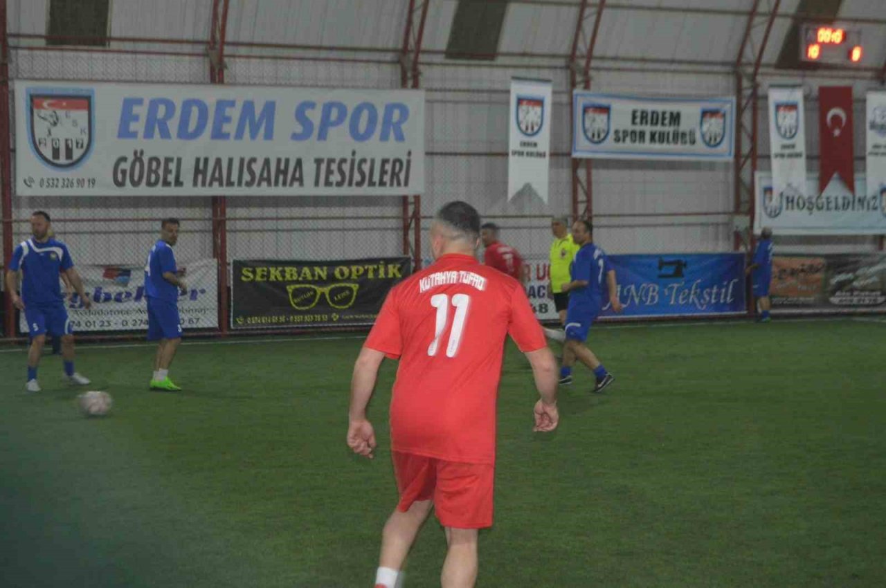 Halı Saha Tesisleri şöhretler karması maçı ile açıldı