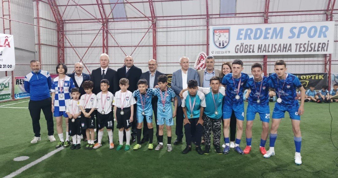 Halı Saha Tesisleri şöhretler karması maçı ile açıldı