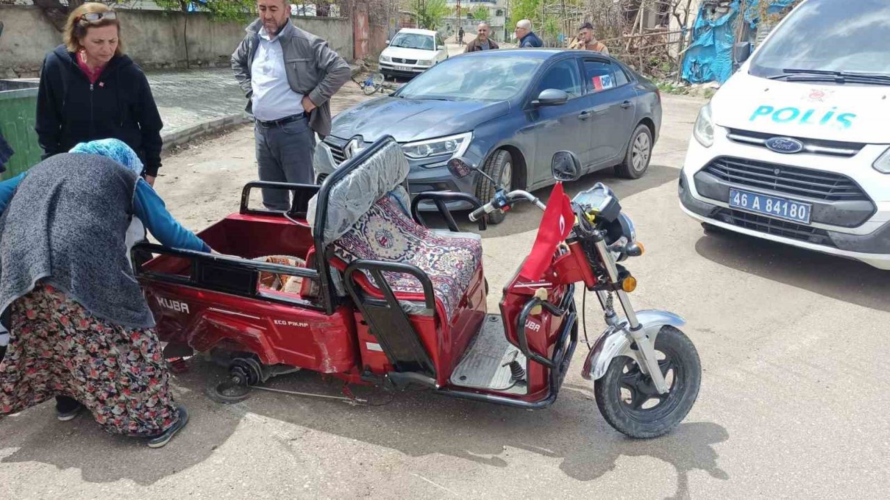 Elektrikli bisiklete çarpmamak için manevra yapan otomobil devrildi: 2 yaralı