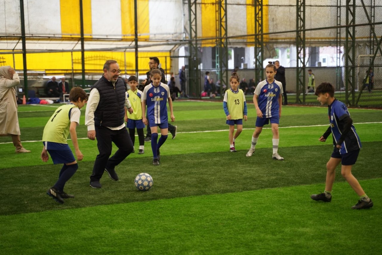 İstanbul 3. bölge Milletvekili adayı Dalkılıç, minik futbolcularla maç yaptı