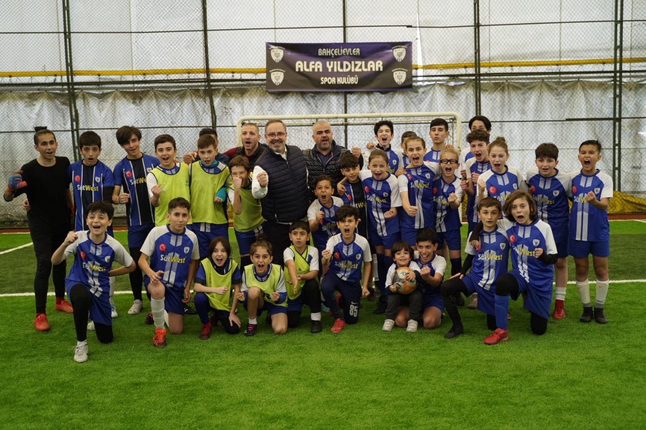 İstanbul 3. bölge Milletvekili adayı Dalkılıç, minik futbolcularla maç yaptı