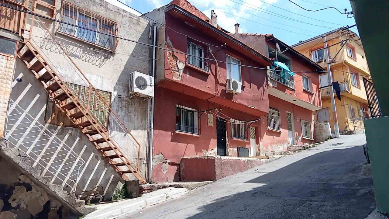 Karısını çocuğunun gözü önünde sokak ortasında öldürdü