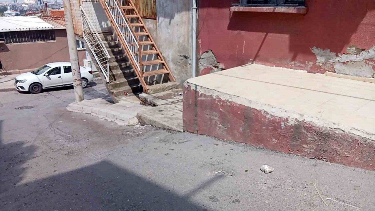 Karısını çocuğunun gözü önünde sokak ortasında öldürdü