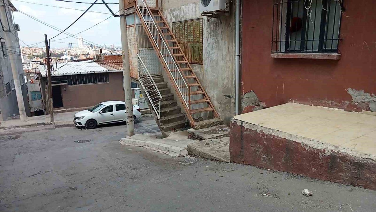 Karısını çocuğunun gözü önünde sokak ortasında öldürdü