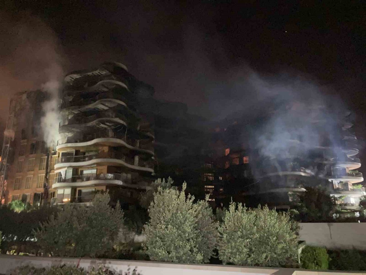 İzmir’deki büyük site yangını 7 saatin ardından kontrol altına alındı