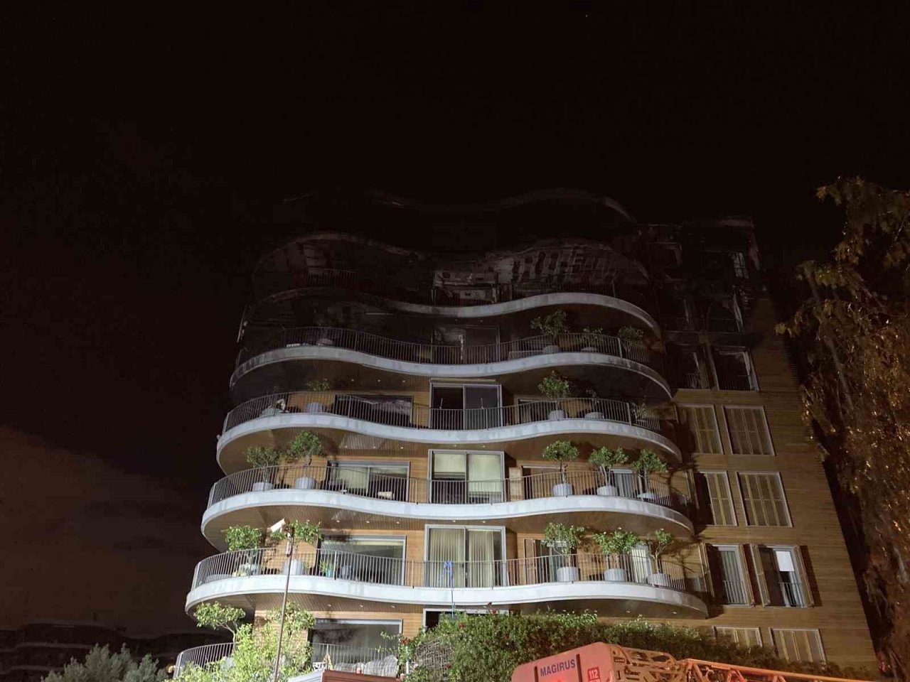 İzmir’deki büyük site yangını 7 saatin ardından kontrol altına alındı