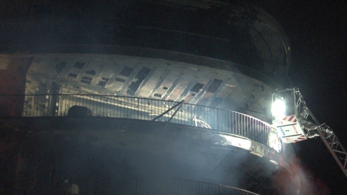 İzmir’deki büyük yangında 6 saat geride kaldı, çalışmalar devam ediyor