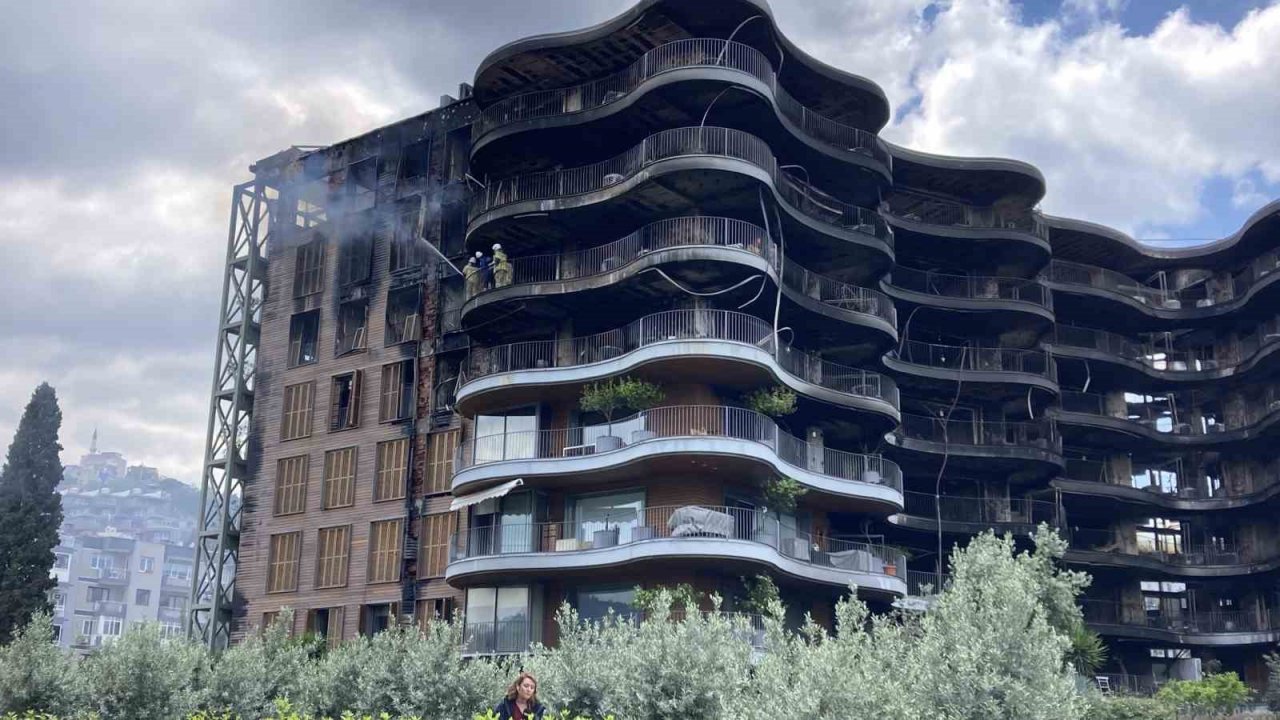 İzmir’de 8 katlı sitede yeniden yükselen alevler paniğe neden oldu
