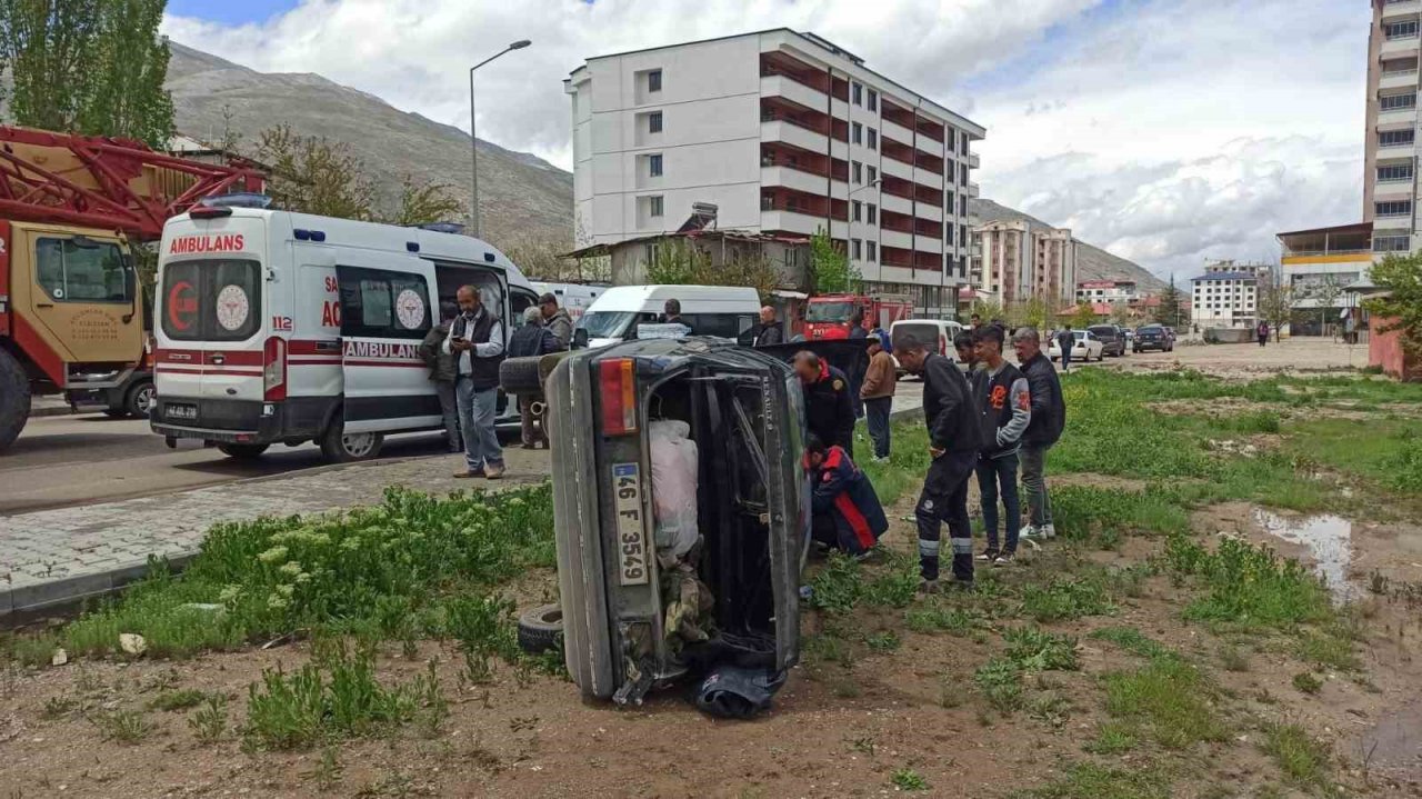 Elektrikli bisiklete çarpmamak için manevra yapan otomobil devrildi: 2 yaralı