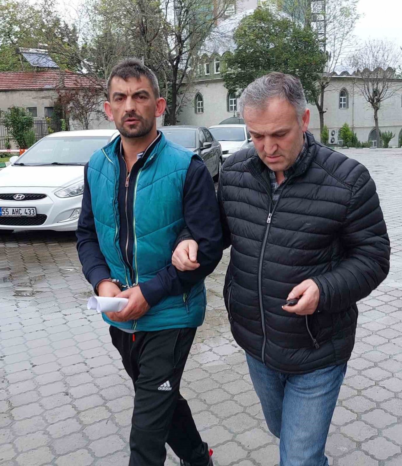 Kendilerine çarpan kamyona ateş edince kendi arkadaşı olan kadını öldürdü