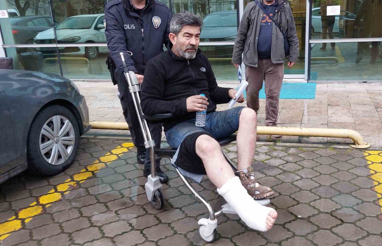 Kendilerine çarpan kamyona ateş edince kendi arkadaşı olan kadını öldürdü