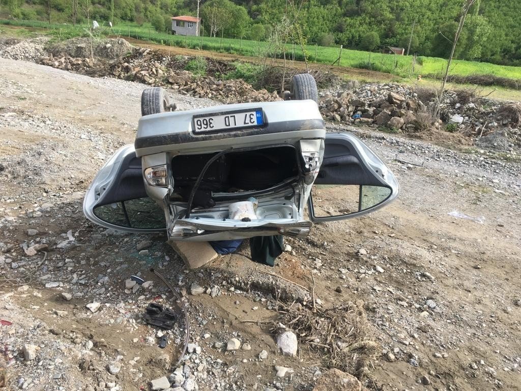 Dere yatağına devrilen otomobildeki iki kişi yaralandı