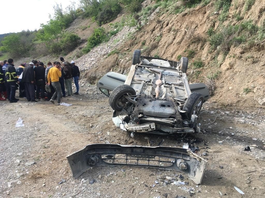 Dere yatağına devrilen otomobildeki iki kişi yaralandı