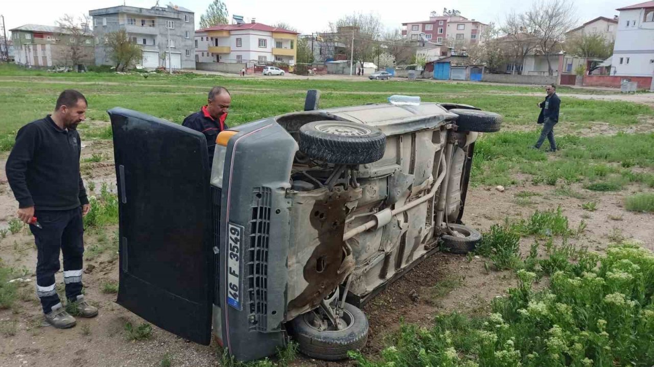 Elektrikli bisiklete çarpmamak için manevra yapan otomobil devrildi: 2 yaralı