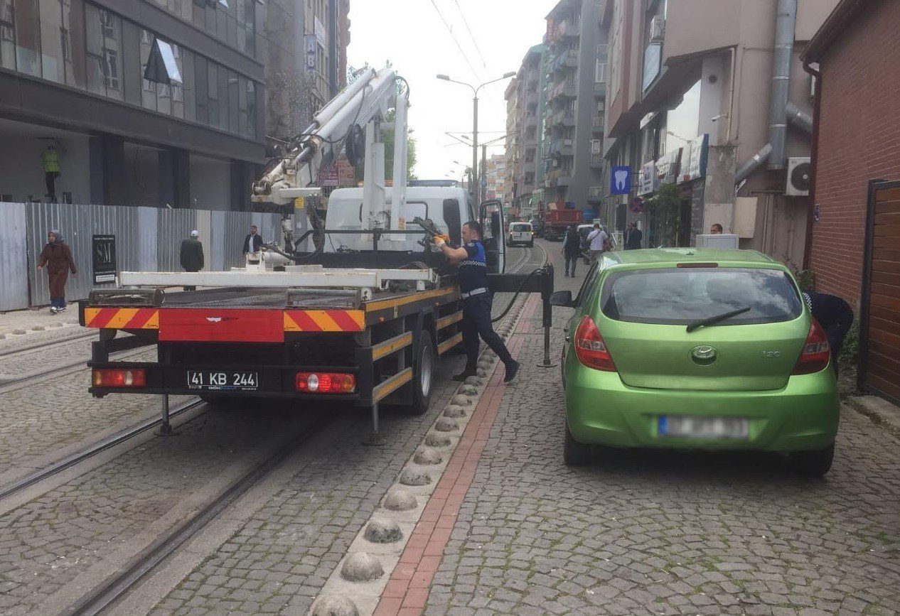 Tramvay yoluna park edilen araçlar çekiliyor