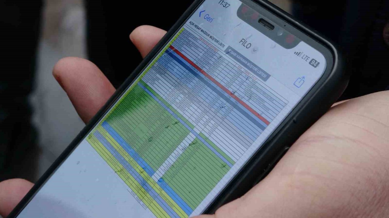 Sıfır araç bayisinde dolandırıldılar