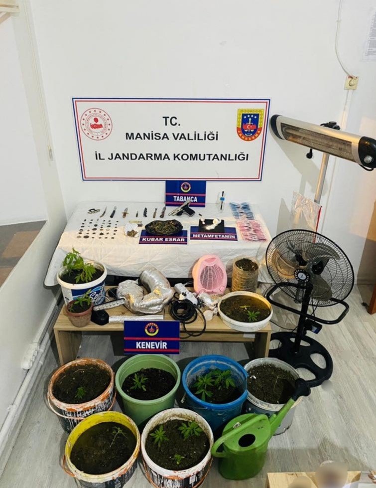 Çatı katında kenevir yetiştiren iki kişi yakalandı