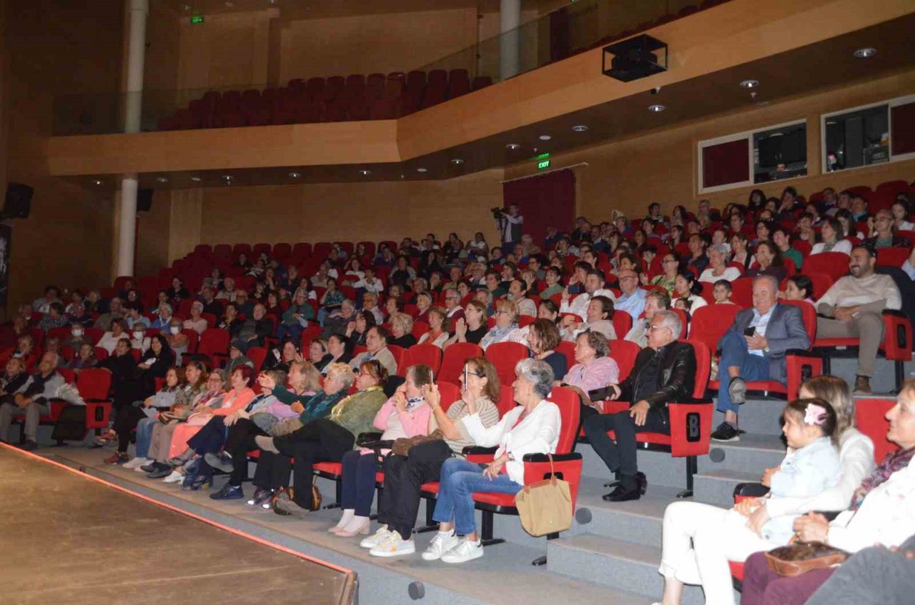 Marmaris’te “Kadınlık bizde kalsın sahnelendi”