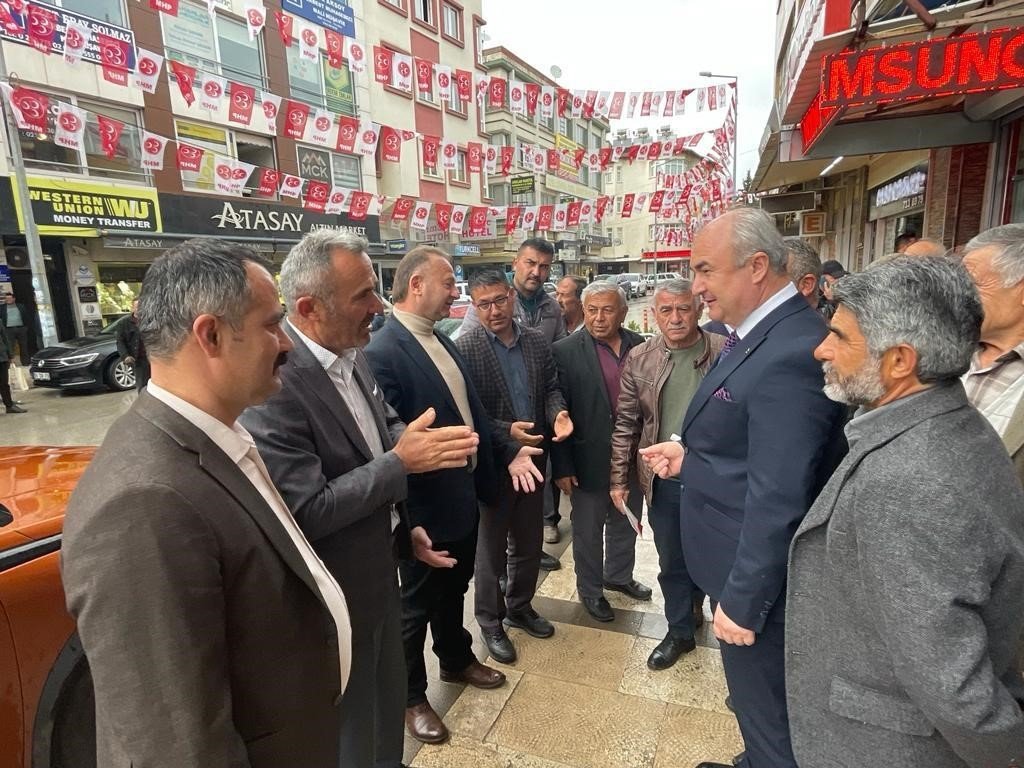 Yusuf Garip, Çivril’de hemşehrileriyle kucaklaştı