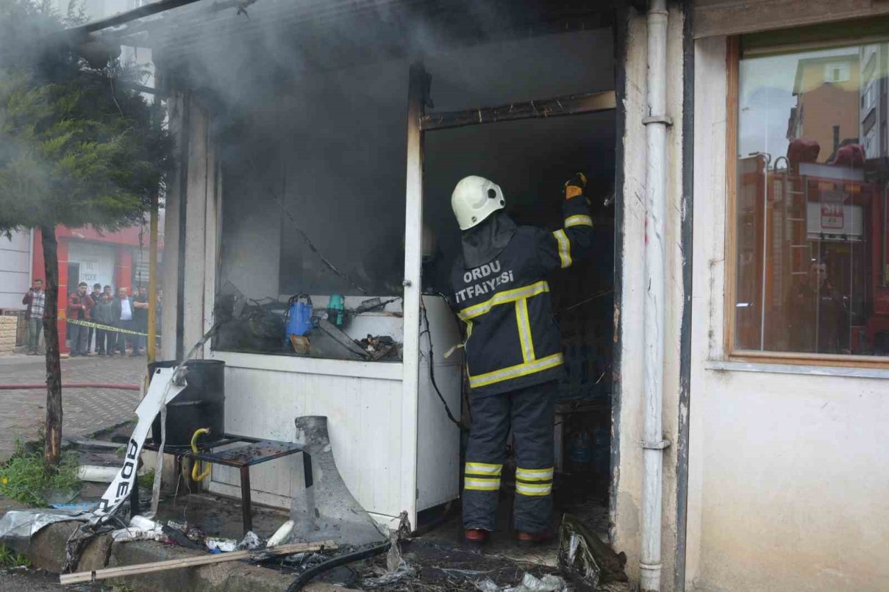 Bobinaj dükkanı alevlere teslim oldu