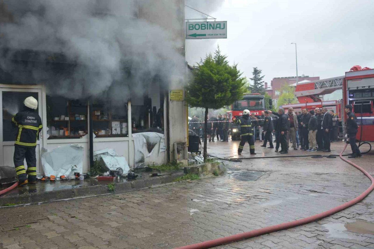 Bobinaj dükkanı alevlere teslim oldu