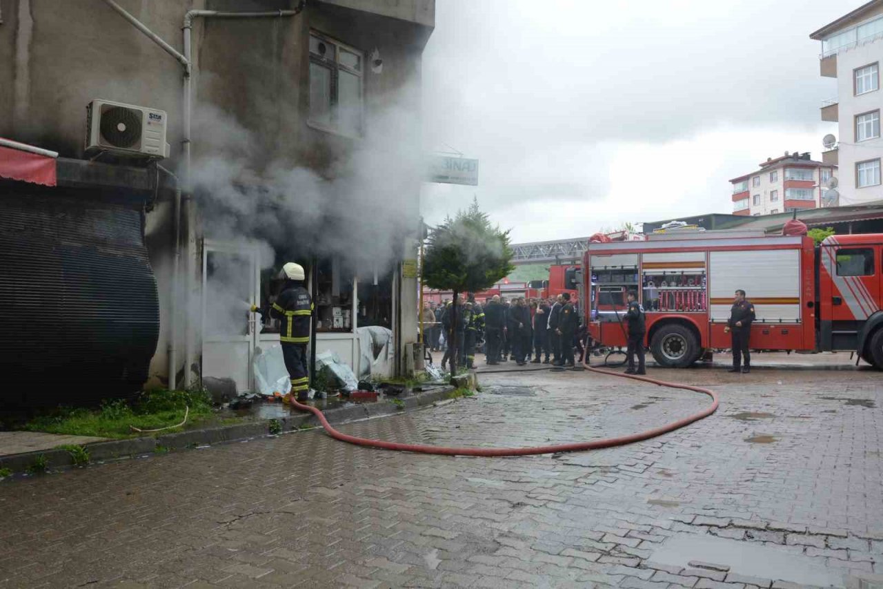 Bobinaj dükkanı alevlere teslim oldu