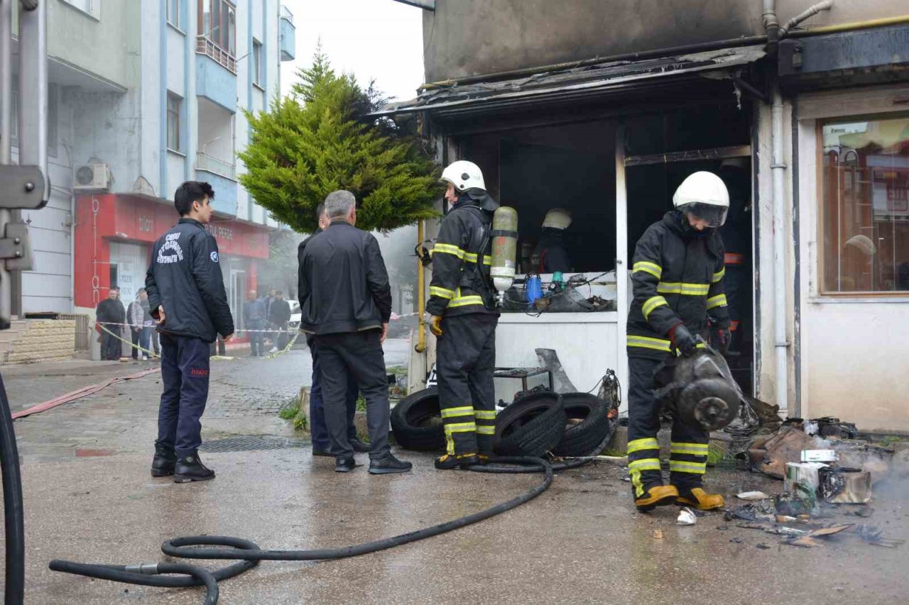 Bobinaj dükkanı alevlere teslim oldu