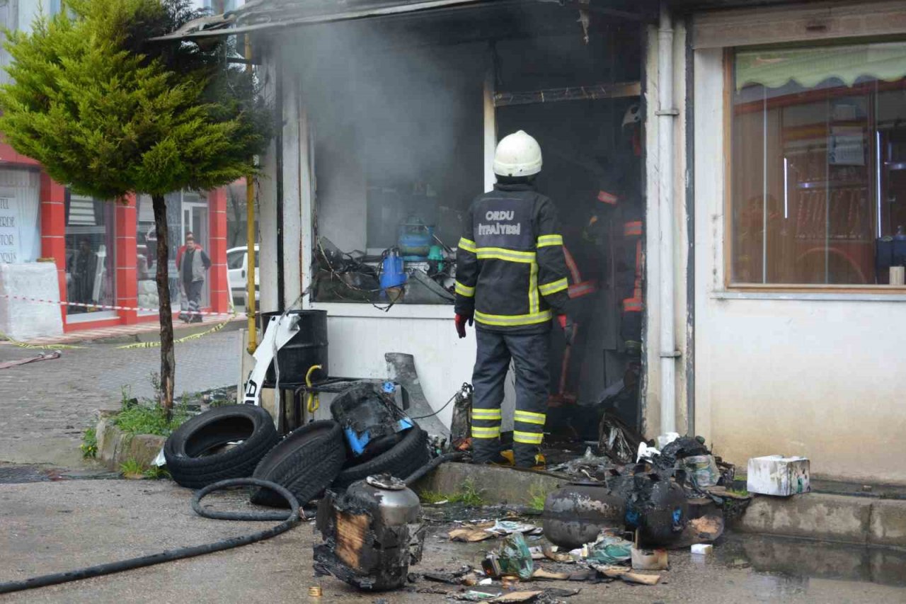 Bobinaj dükkanı alevlere teslim oldu
