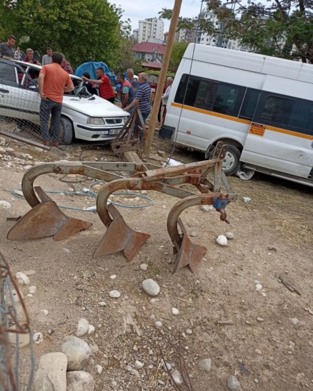 Servis minibüsü ile otomobil çarpıştı: 1 ağır yaralı