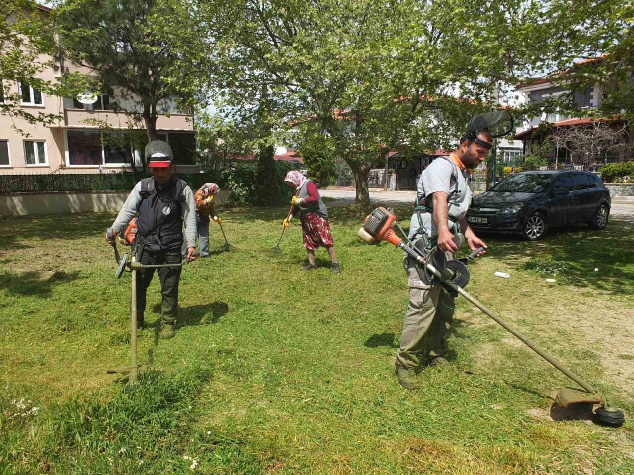 Burhaniye’de Ot Temizleme Timi görev başında