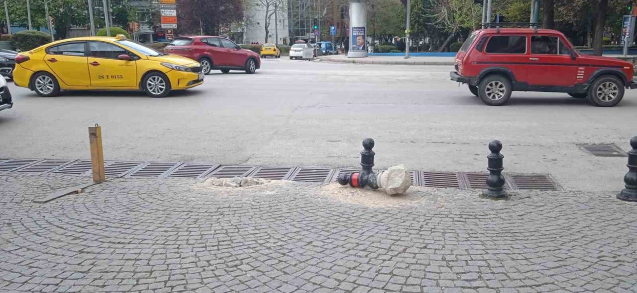 Trafiğe kapalı sokaktaki bu lobotu kim ne için söktü