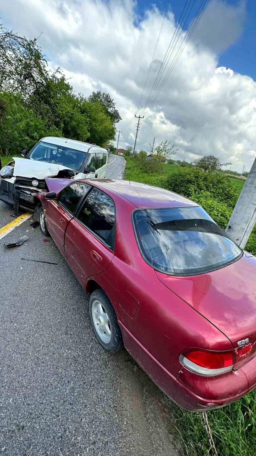 Sakarya’da hafif ticari araç ile otomobil kafa kafaya çarpıştı: 9 yaralı