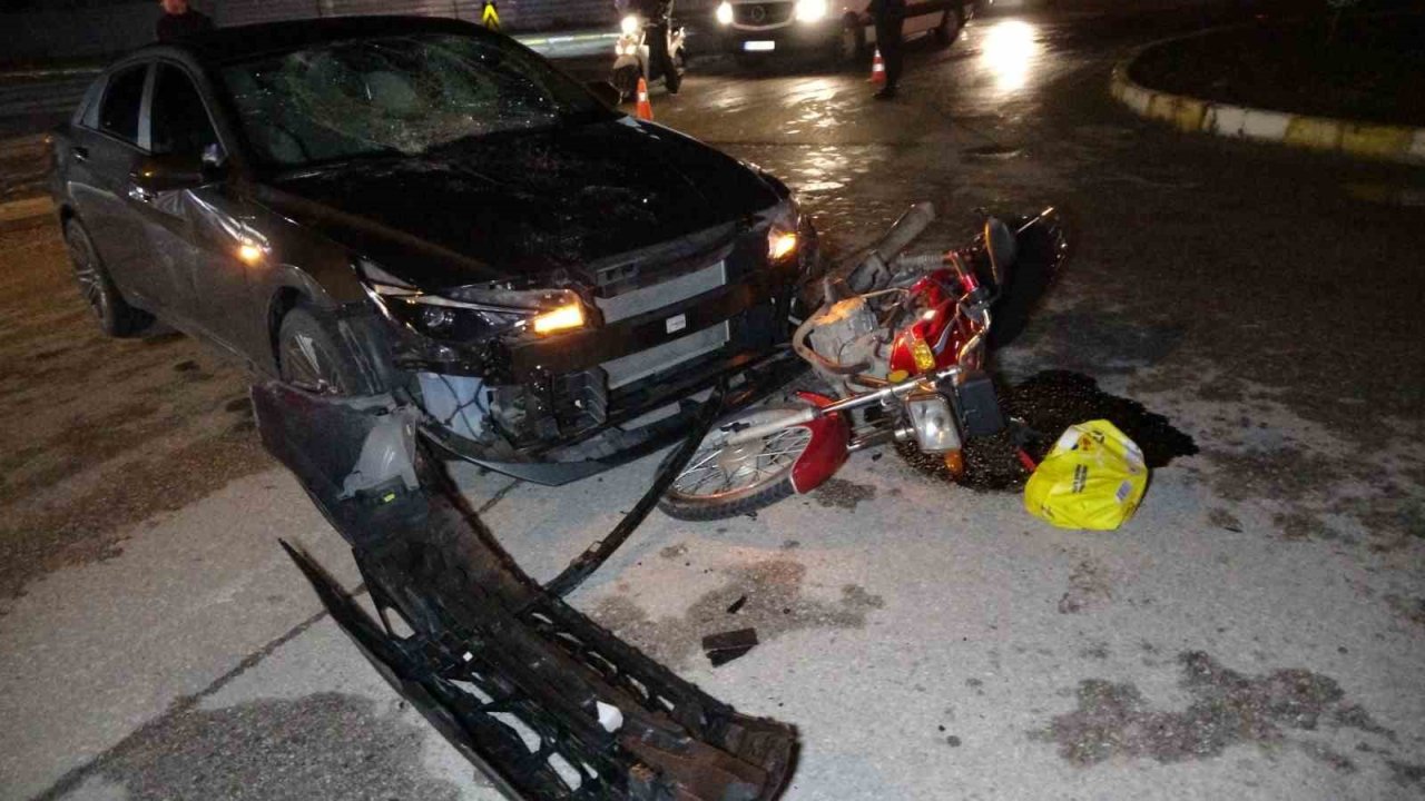 Motosiklet ile otomobil çarpıştı: 2 yaralı