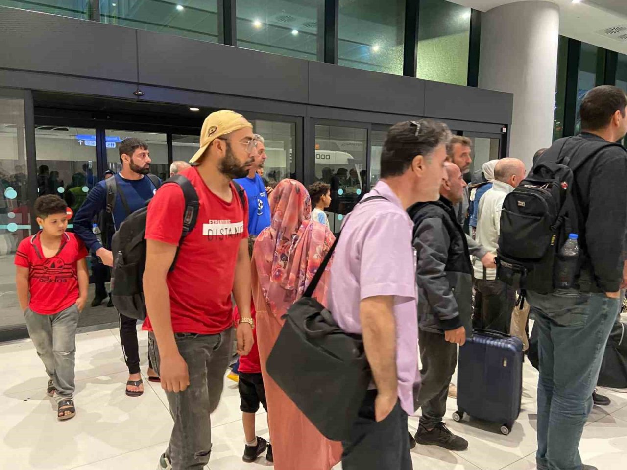 Sudan’dan tahliye edilen Türk vatandaşları askeri uçakla İstanbul’a getirildi