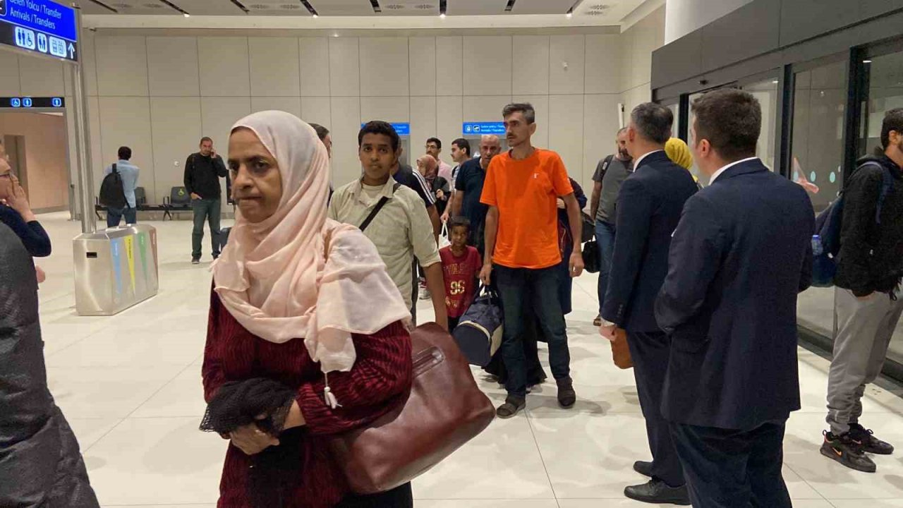 Sudan’dan tahliye edilen Türk vatandaşları askeri uçakla İstanbul’a getirildi