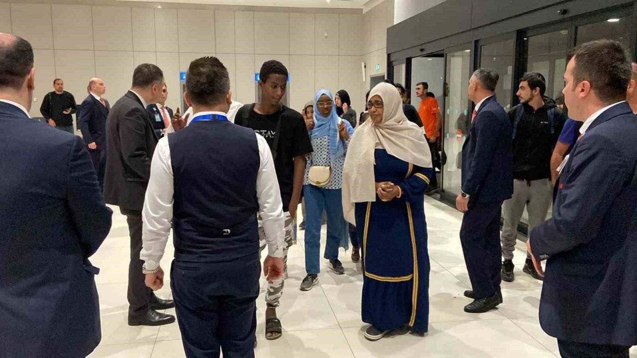 Sudan’dan tahliye edilen Türk vatandaşları askeri uçakla İstanbul’a getirildi