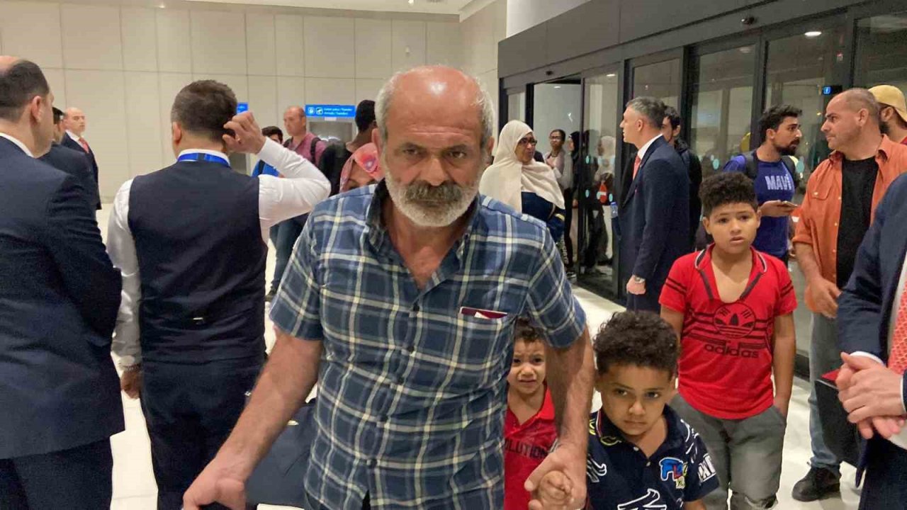 Sudan’dan tahliye edilen Türk vatandaşları askeri uçakla İstanbul’a getirildi