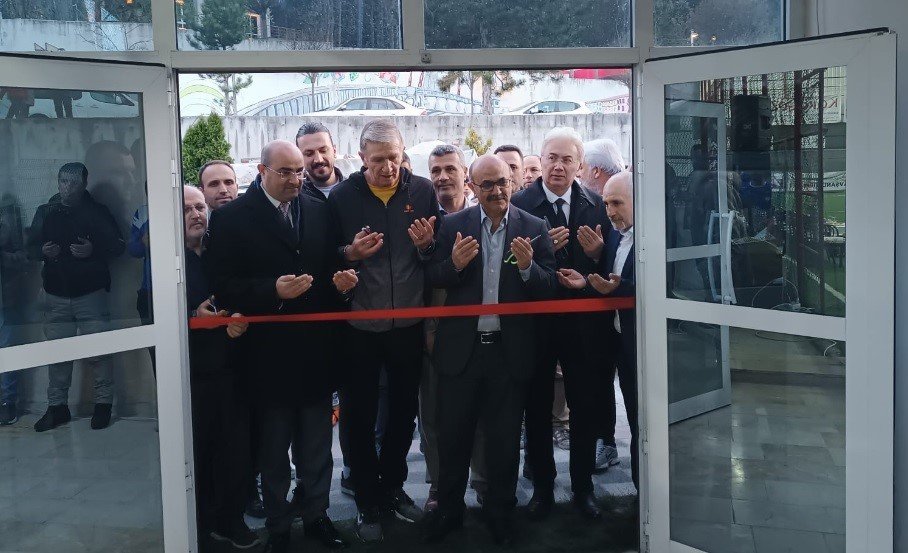 Halı Saha Tesisleri şöhretler karması maçı ile açıldı