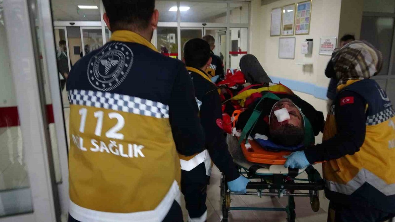 Minibüs ile otomobil çarpıştı; 1 ölü, 6 yaralı