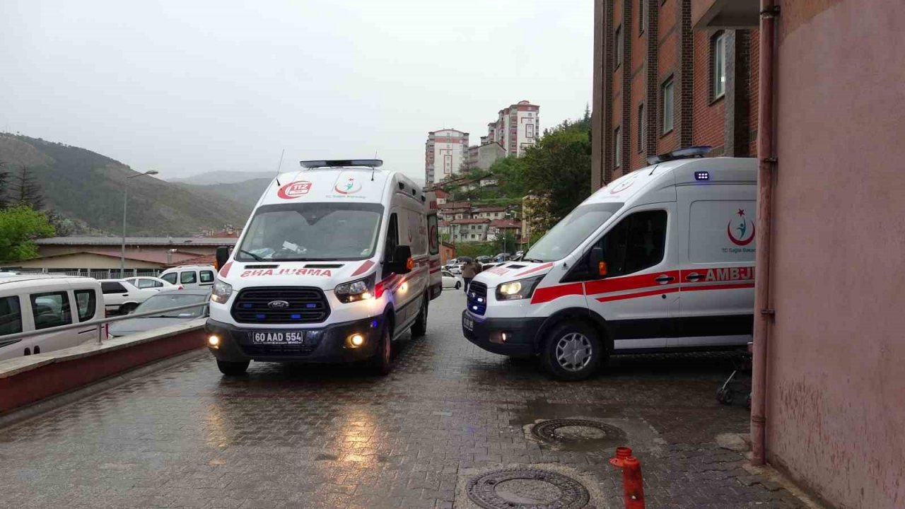 Minibüs ile otomobil çarpıştı; 1 ölü, 6 yaralı